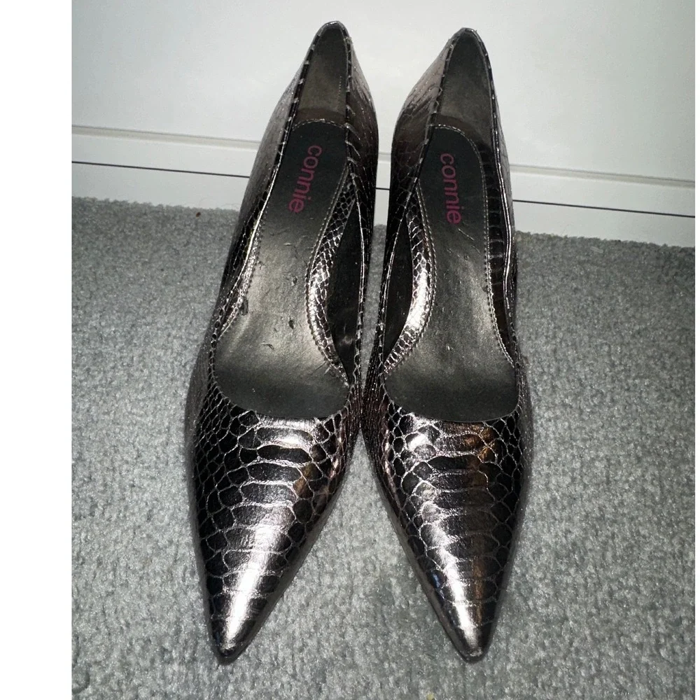 Connie Womens Metallic Pewter Snakeskin Embossed Pointed Toe Stiletto Pumps Heel